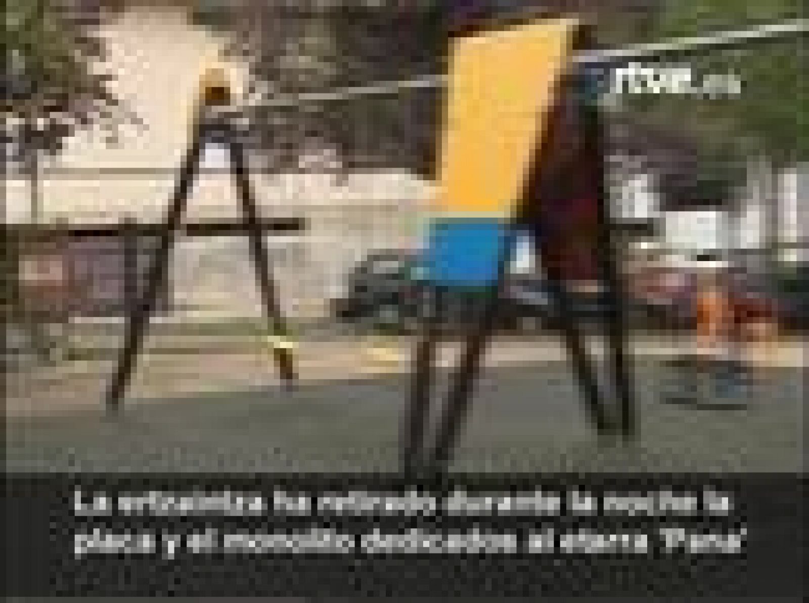 La Ertzaintza retira la placa al etarra 'Pana' en Hernani