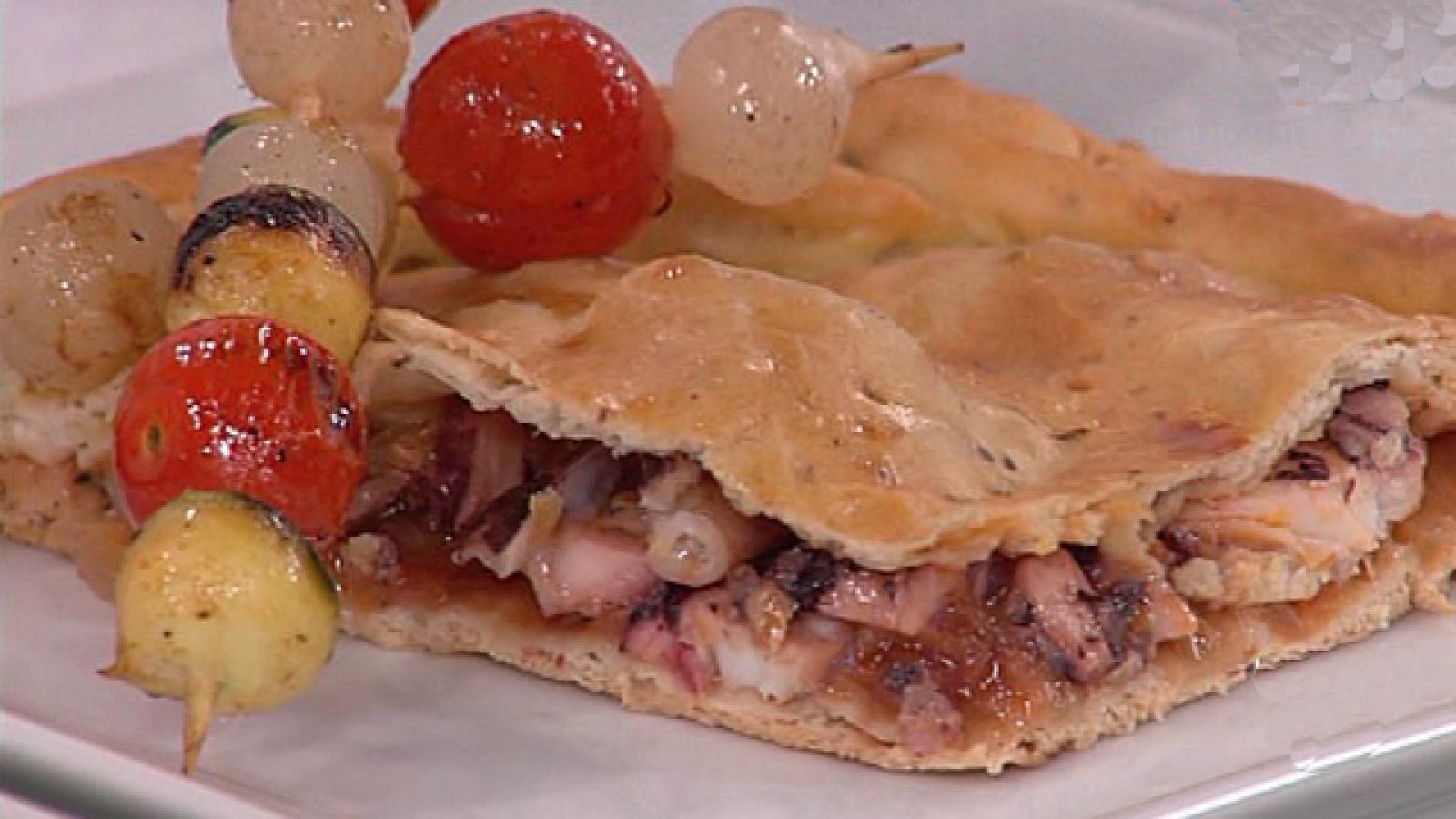 Empanada de sardinillas con brochetas de la huertas