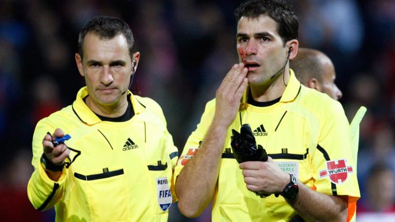 El juez de línea del Granada-Mallorca, Xavier Aguilar, se convirtió en el desafortunado protagonista del partido tras recibir un paraguazo desde la grada por parte de un menor