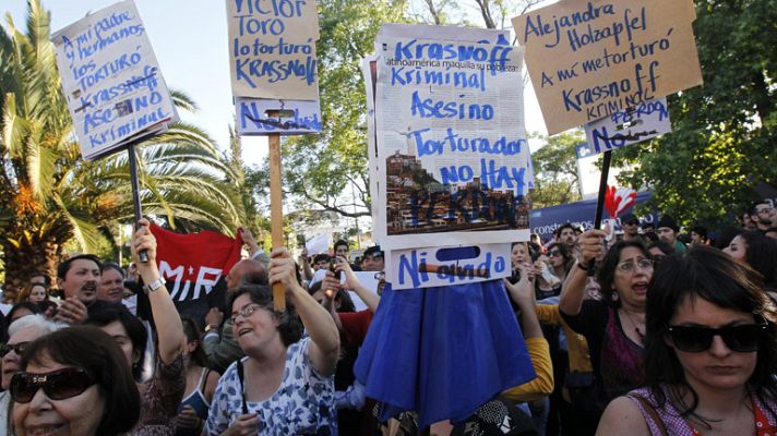 Telediario 1 - Víctimas de la dictadura chilena boicotean el homenaje a un torturador en Santiago