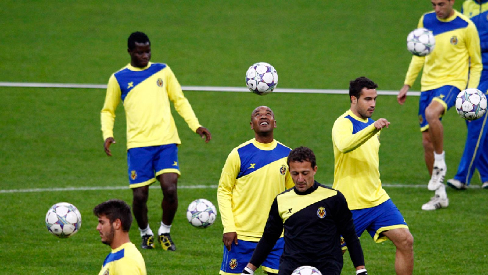 El Villarreal visita el estadio del  Bayern de Munich en busca de sus tres primeros puntos en la Liga de  Campeones que le permitan mantener vivo el milagro de acabar en el  tercer puesto del grupo que le daría acceso a jugar la Europa  League.
