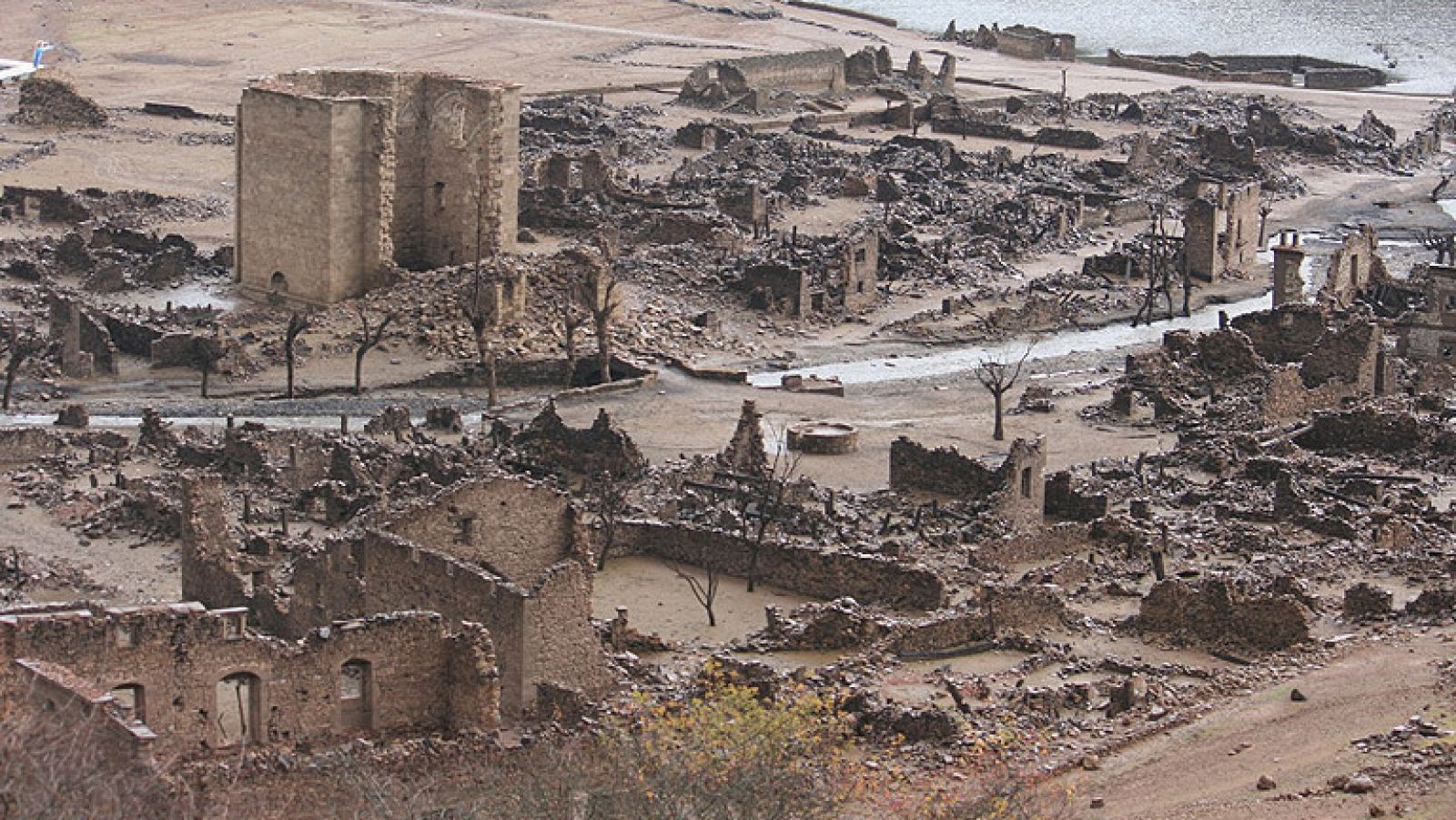 Así está el pantano de La Mansilla, en La Rioja, prácticamente vacío y con el antiguo pueblo perfectamente visible.
