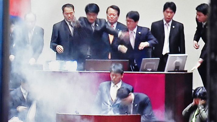  - Gases lacrimógenos en el parlamento surcoreano