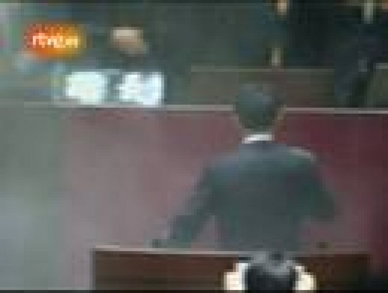 Un diputado surcoreano ha lanzado gases lacrimógenos durante un pleno en el que se votaba la aprobación del tratado de libre comercio con Estados Unidos.