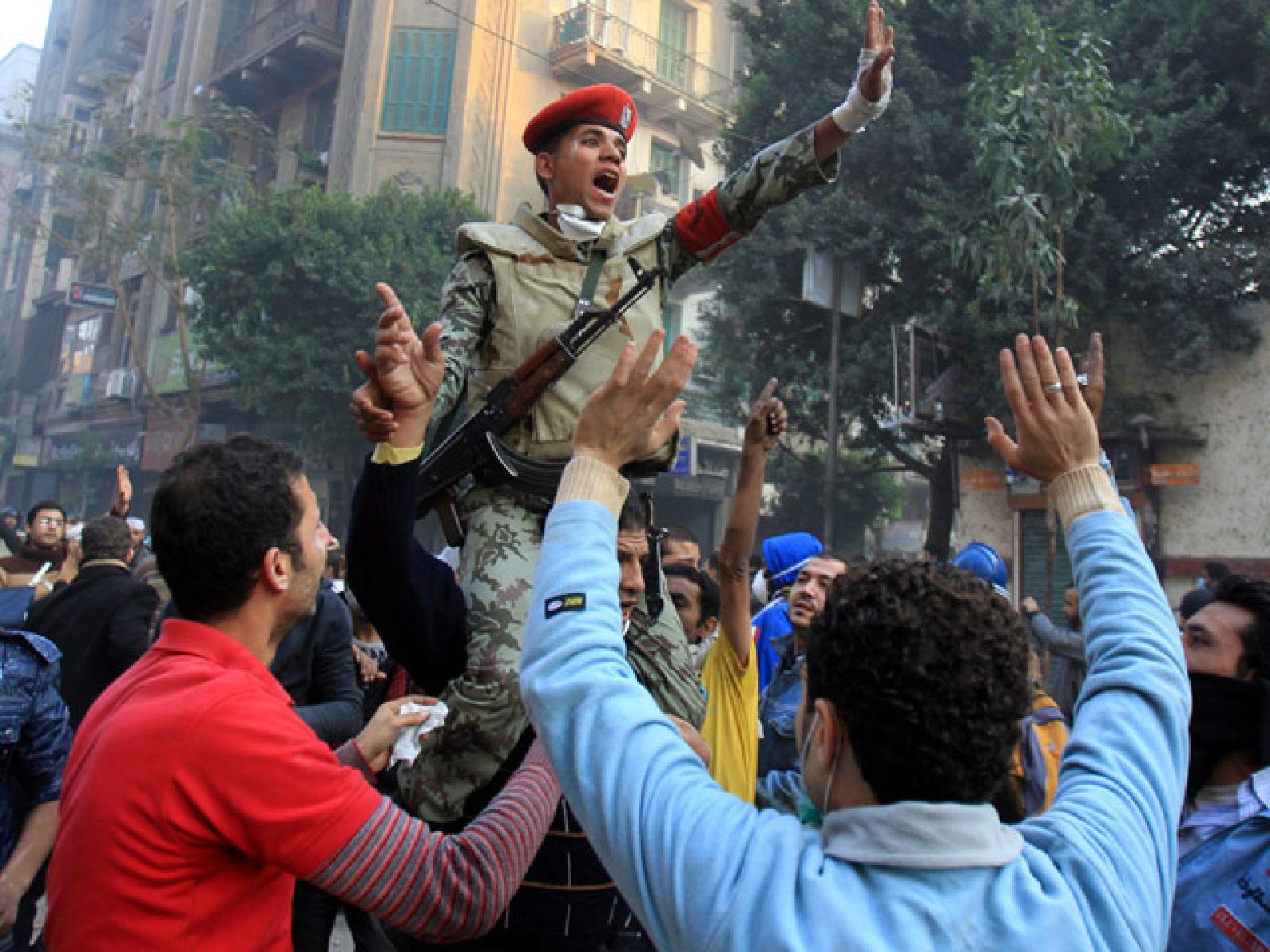 Multitudinaria manifestación en la plaza Tahrir contra la junta militar