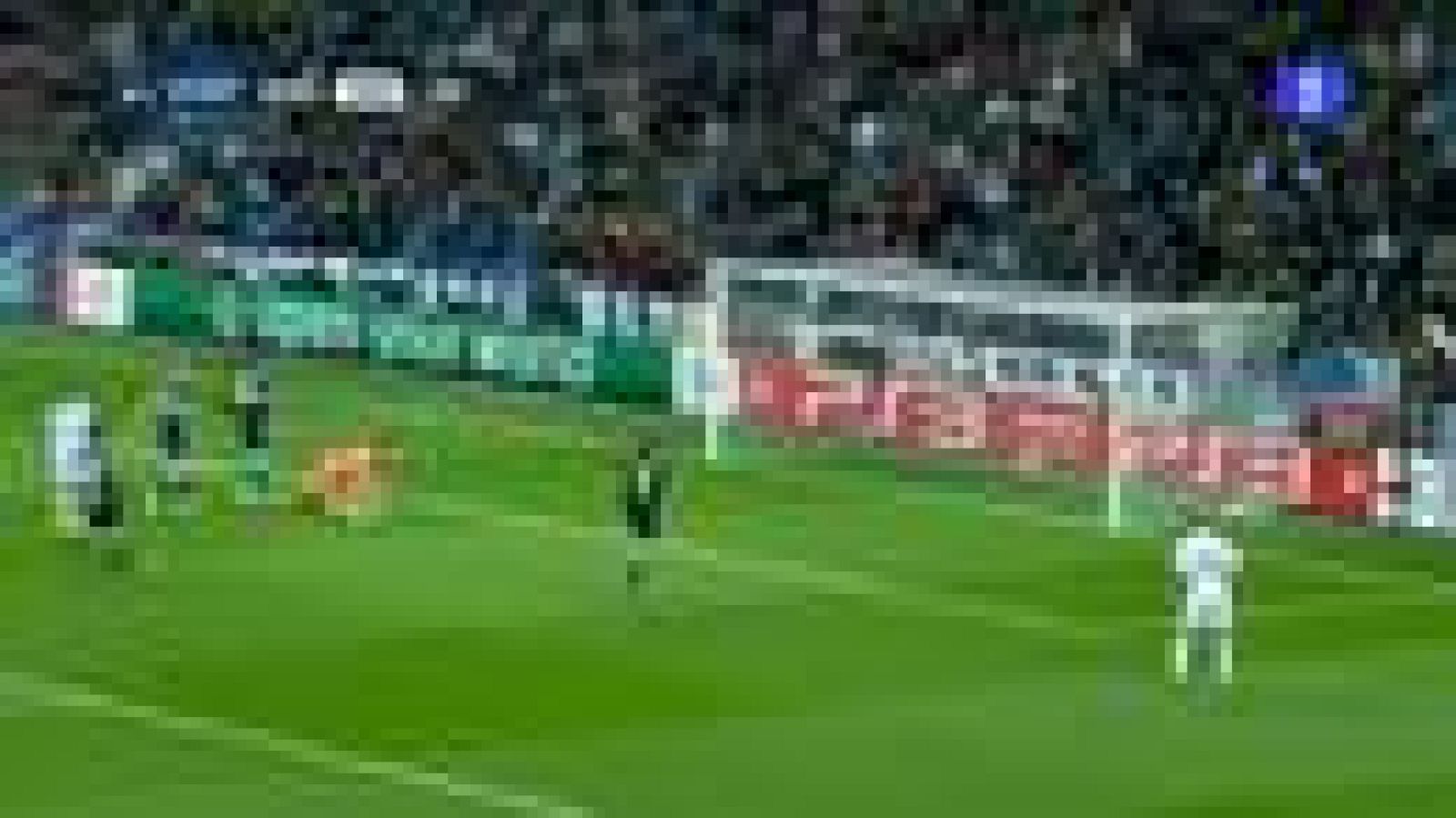 El jugador alemán del Real Madrid Mesut Ozil ha marcado el cuarto gol blanco al Dinamo de Zagreb. Ozil ha establecido el 4-0 en el minuto 20 de juego. 