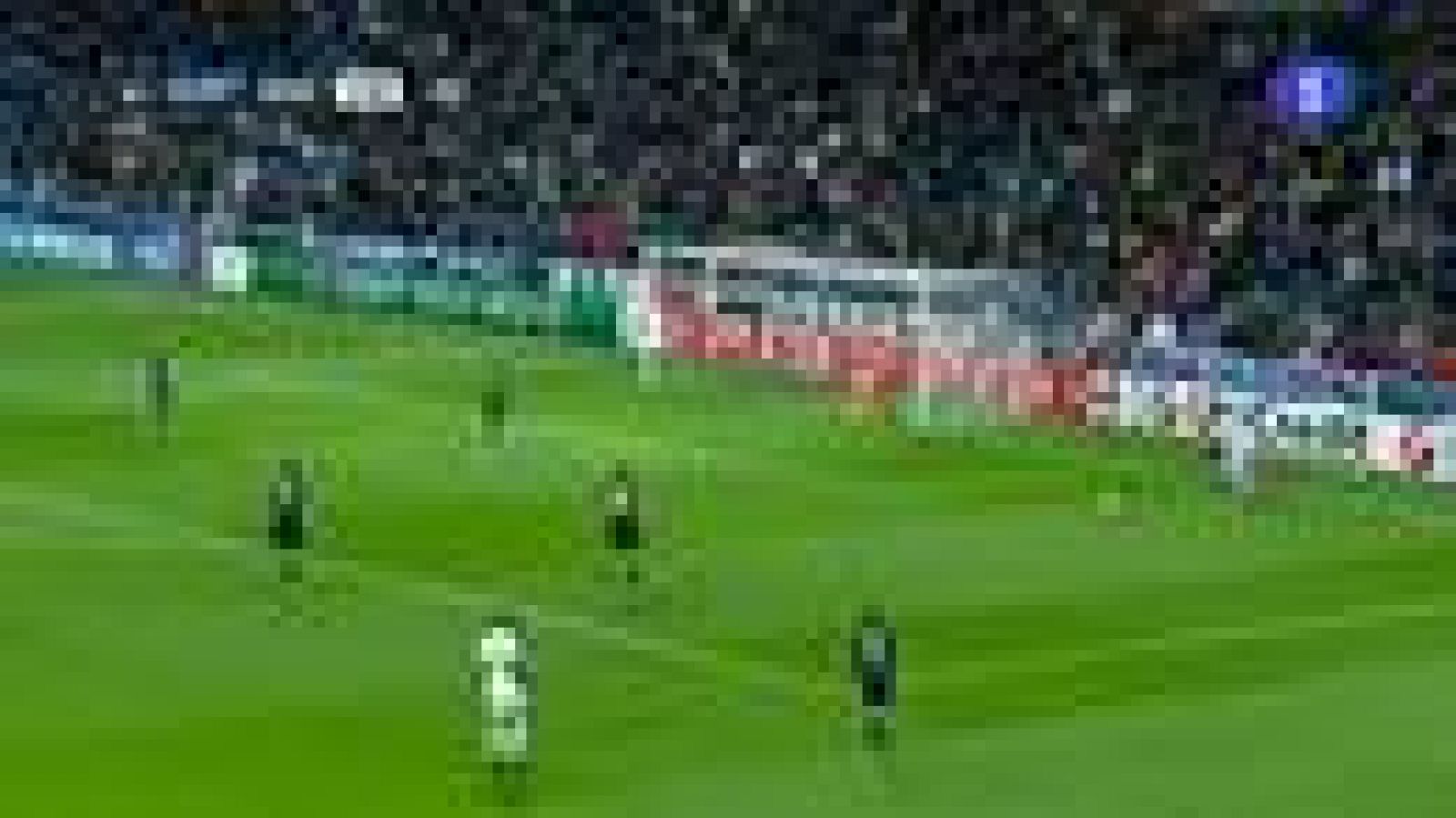 El argentino hace el tercero del Madrid ante el Dinamo de Zagreb con una vaselina a la salida del portero