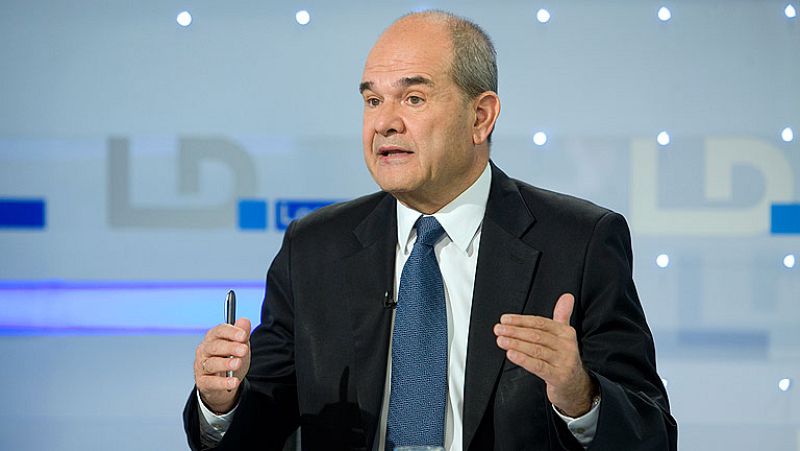  Chaves reconoce su deseo de que Rubalcaba sea uno de "varios candidatos" a dirigir el PSOE