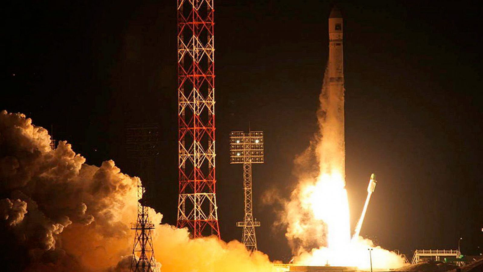 Despegue del cohete ruso Zenit-2, que transporta la estación interplanetaria rusa Fobos-Grunt