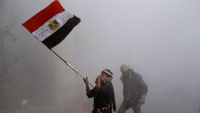 Los choques entre la Policía y los manifestantes se han recrudecido en Egipto ante las denuncias de brutalidad de los agentes y el descontento de los congregados en Tahrir con las propuestas de cesión del poder de la Junta Militar.