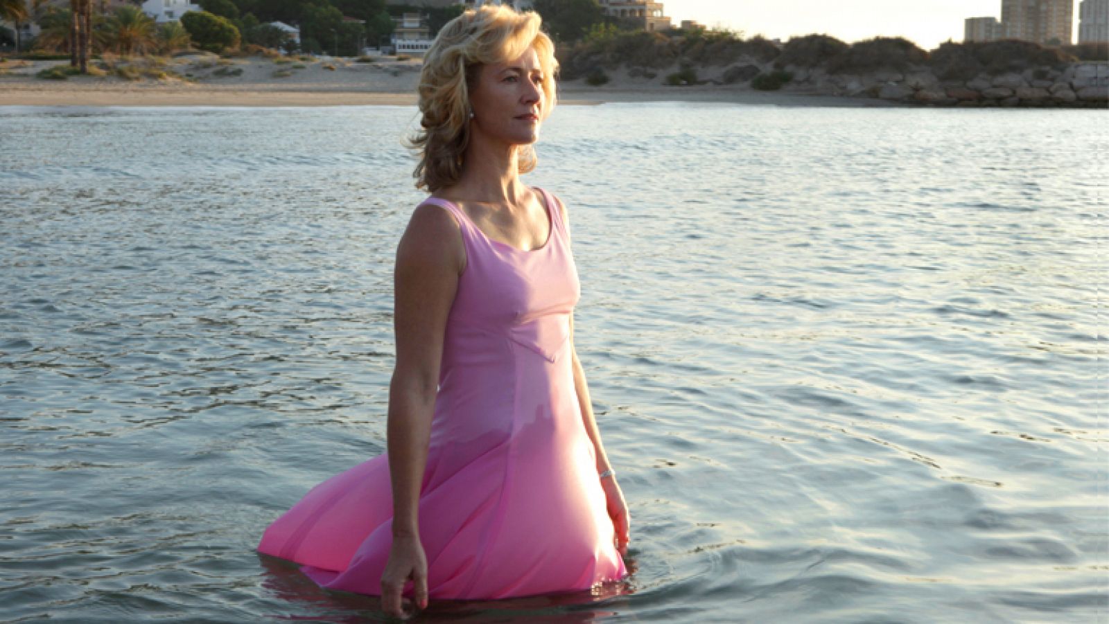 "La mujer y la tierra" ha concluido con una escena que ya apunta a convertirse en la más memorable de la temporada: Mercedes, con un vestido rosa, recorre una playa solitaria y se adentra en el mar, lentamente, mientras despunta el día. De fondo, la