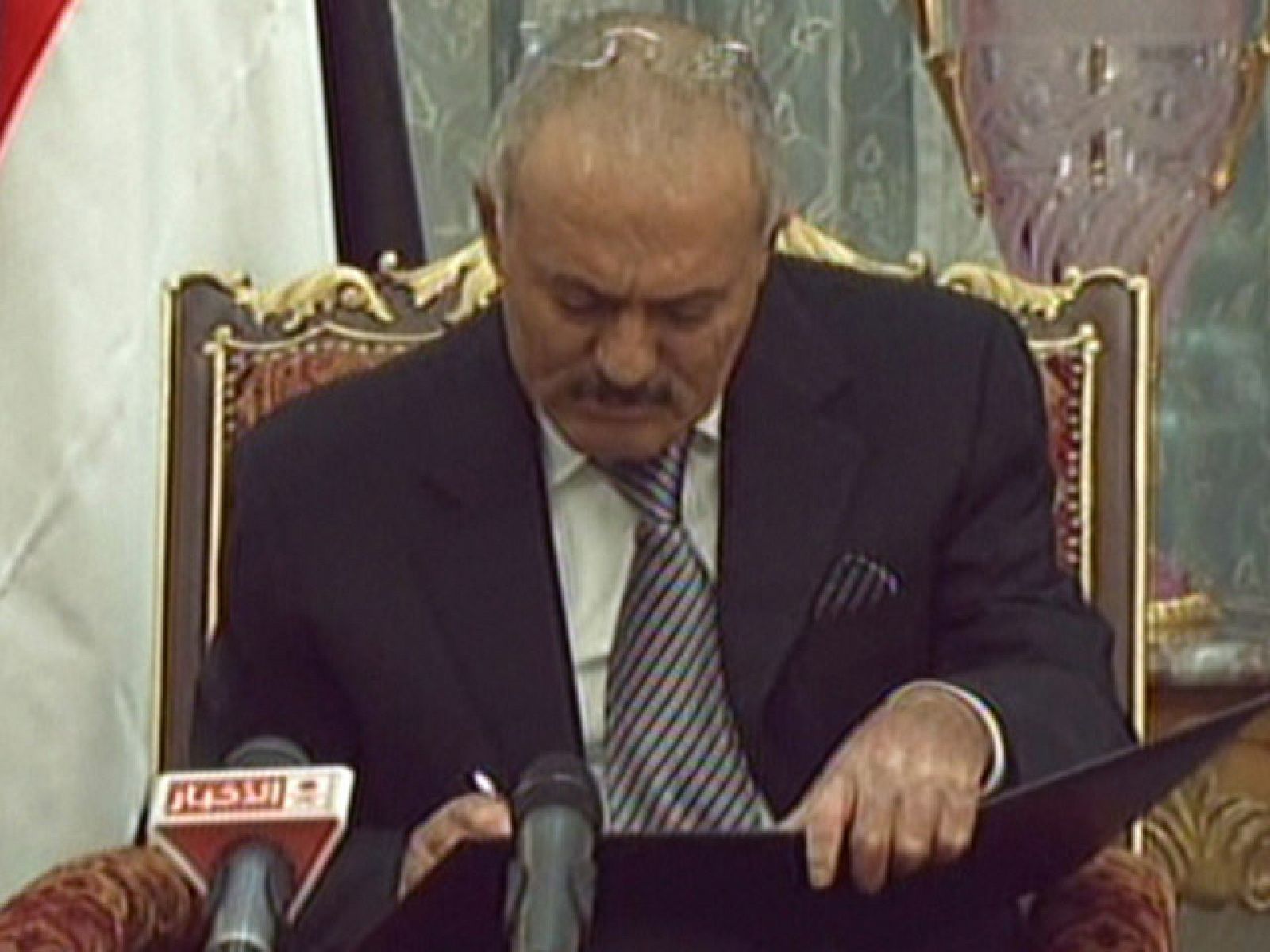 El presidente de Yemen, Abdalá Saleh, firma su cese de poder
