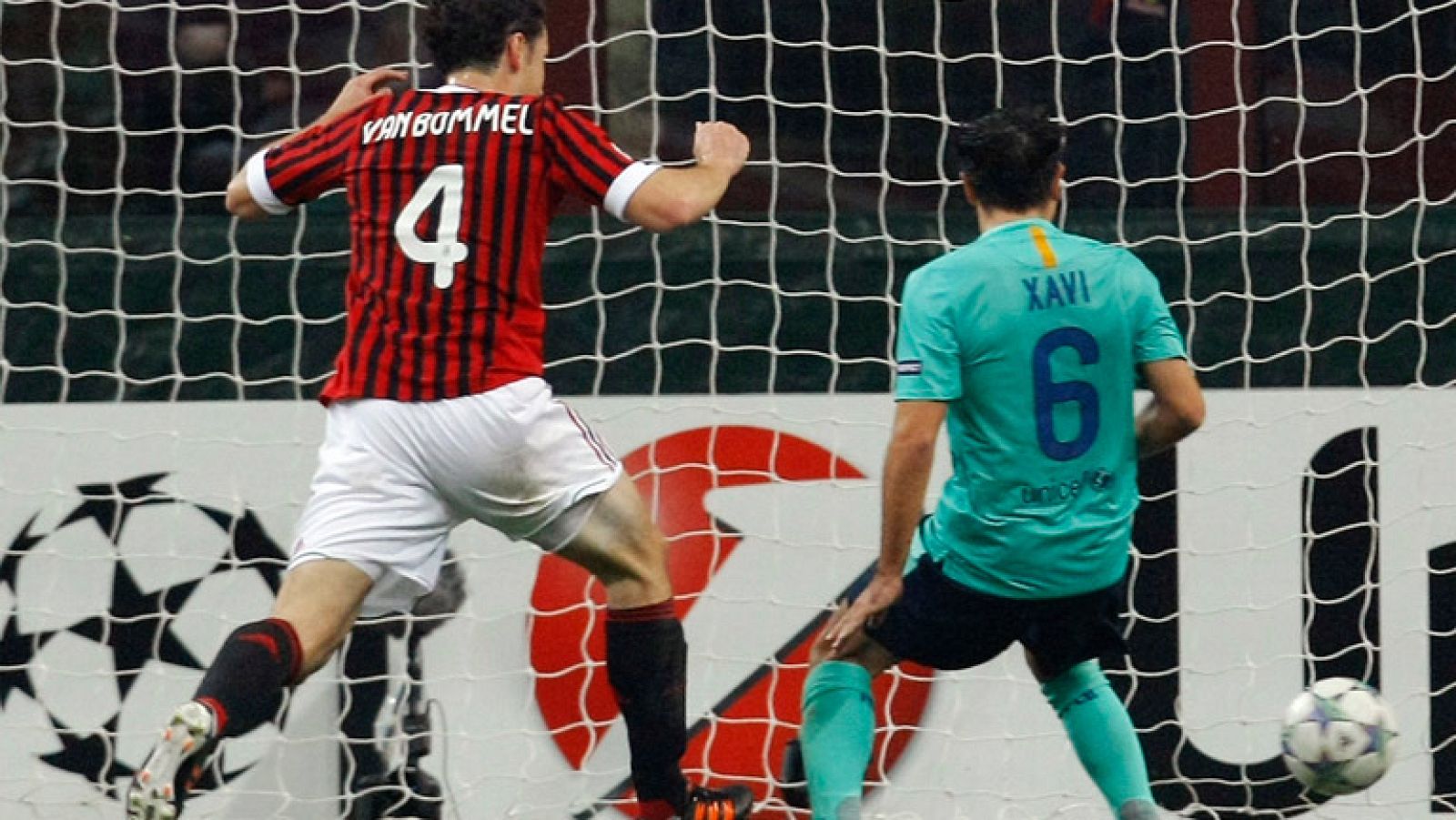 El jugador holandés del AC Milan Van Bommel puso por delante al Barcelona en San Siro al rematar a la red su intento de despeje al peligroso centro de Keita.