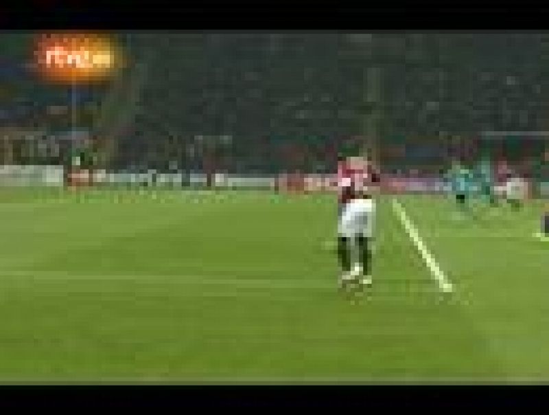 El exjugador del Barcelona Zlatan Ibrahimovic marca el empate milanista al batir a Valdés tras un gran pase de Seedorf.