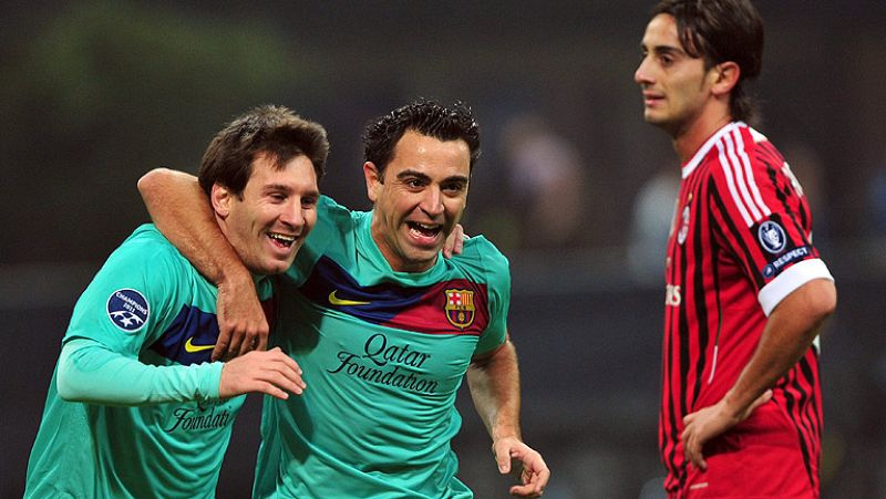 El argentino Lionel Messi adelanta de nuevo al Barcelona al marcar un tanto de penalti que tuvo que repetir ya que su primer disparo fue anulado por una 'paradinha' antireglamentaria.