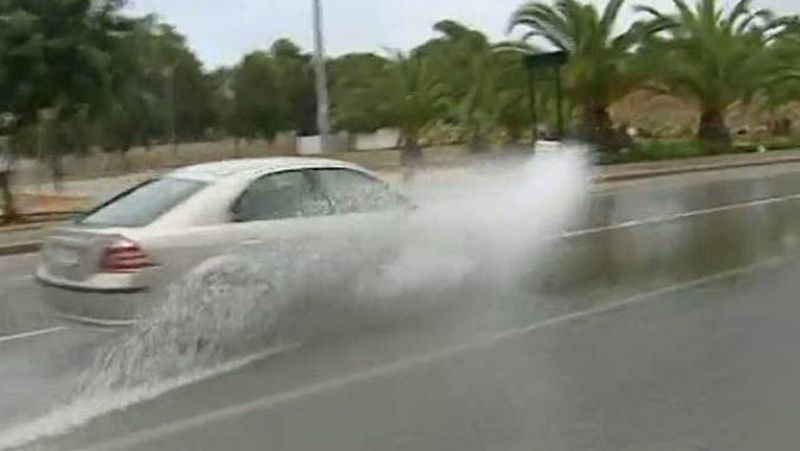   La lluvia remite en la Comunidad Valenciana y en Murcia. Aunque por la mañana el agua ha caído con fuerza en muchos lugares. Y se han llegado a superar los 100 litros por metro cuadrado.
