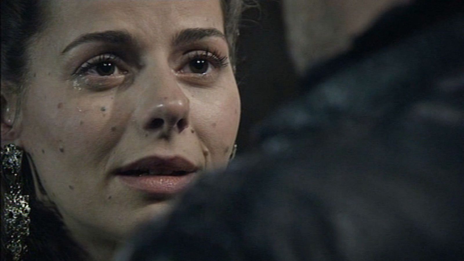 Águila Roja - La alegría de Lucrecia al ver a Hernán vivo | Ver