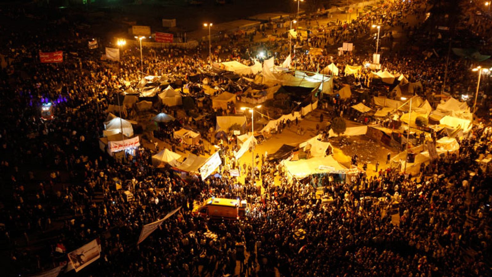 Los egipcios esperan con calma tensa el próximo paso de los militares en el poder