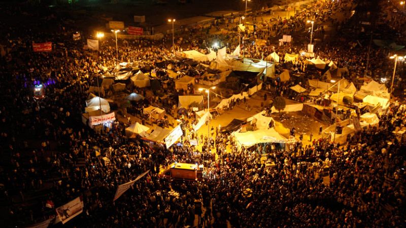 Los egipcios esperan con calma tensa el próximo paso de los militares en el poder