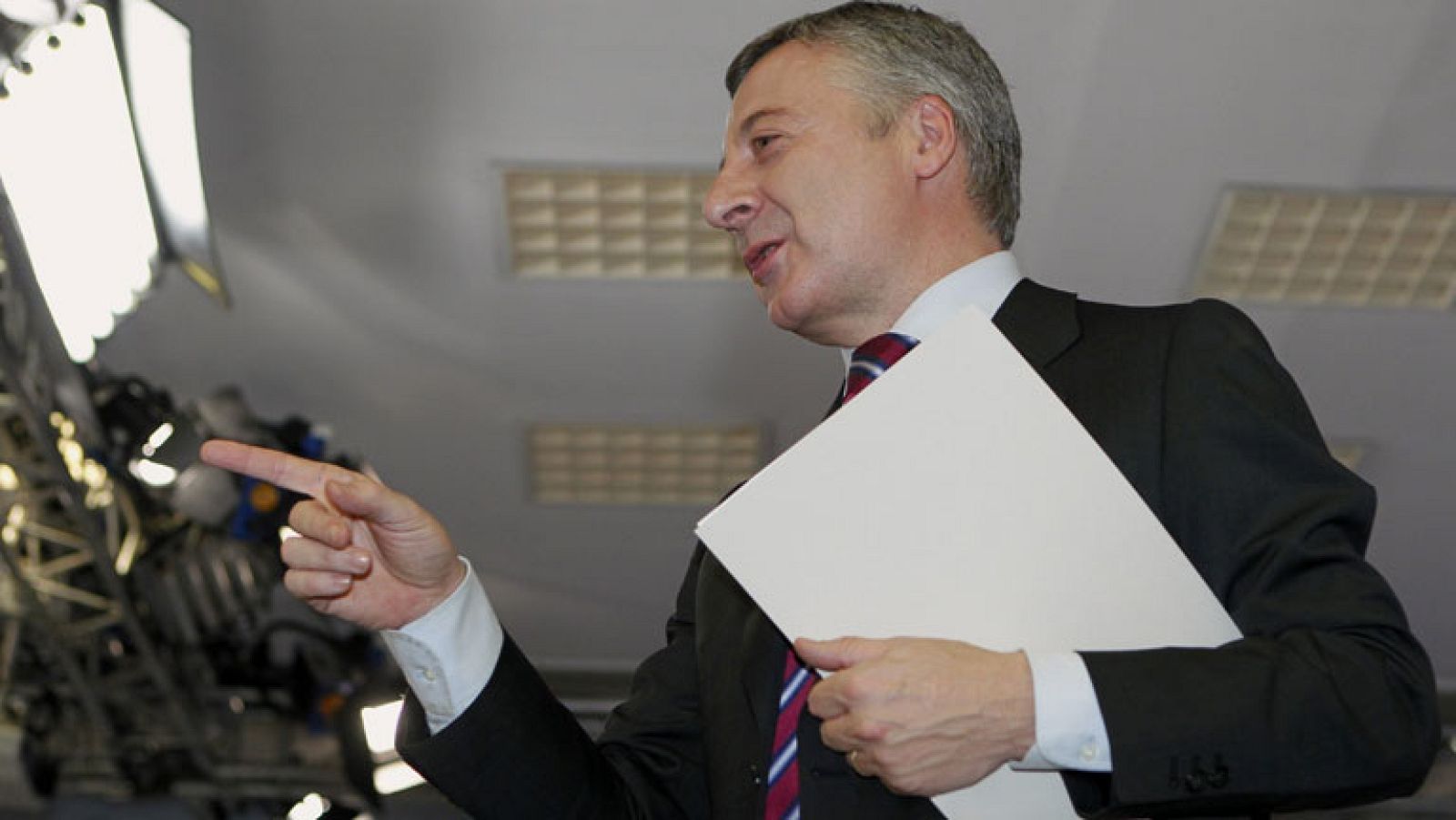 El portavoz del Gobierno en funciones, José Blanco, anuncia en TVE que se retira de la primera línea política