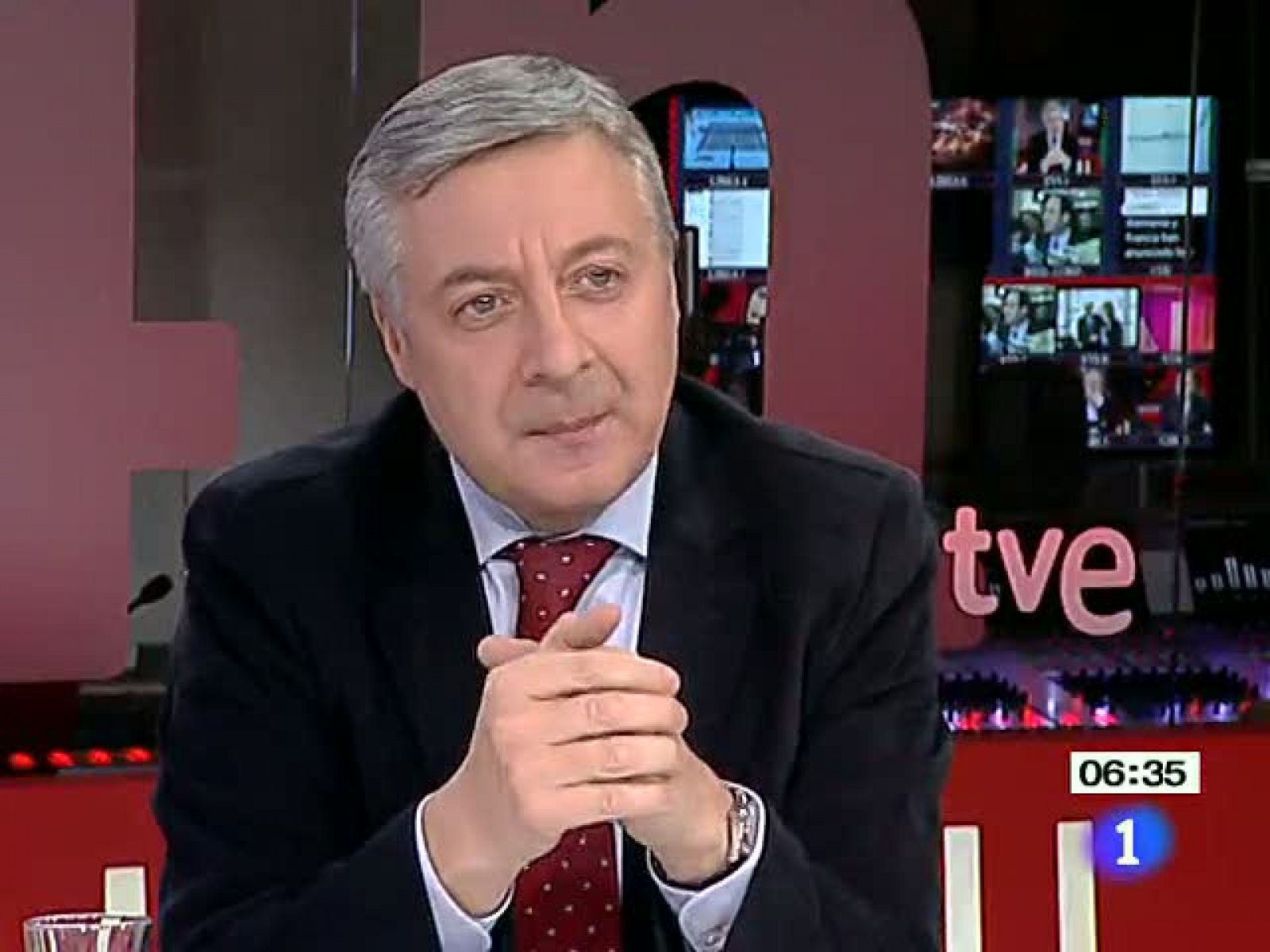 El portavoz del Gobierno en funciones, José Blanco, anuncia en TVE que se retira de la primera línea política