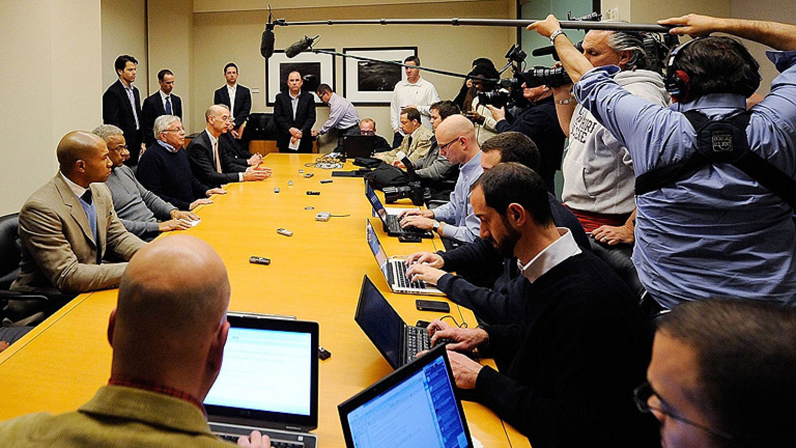 Los dueños de la NBA y representantes de la asociación de jugadores han llegado esta madrugada a un principio de acuerdo que podría poner fin al actual cierre patronal, que ya dura cinco meses, y permitir que los partidos comiencen el próximo 25 de d