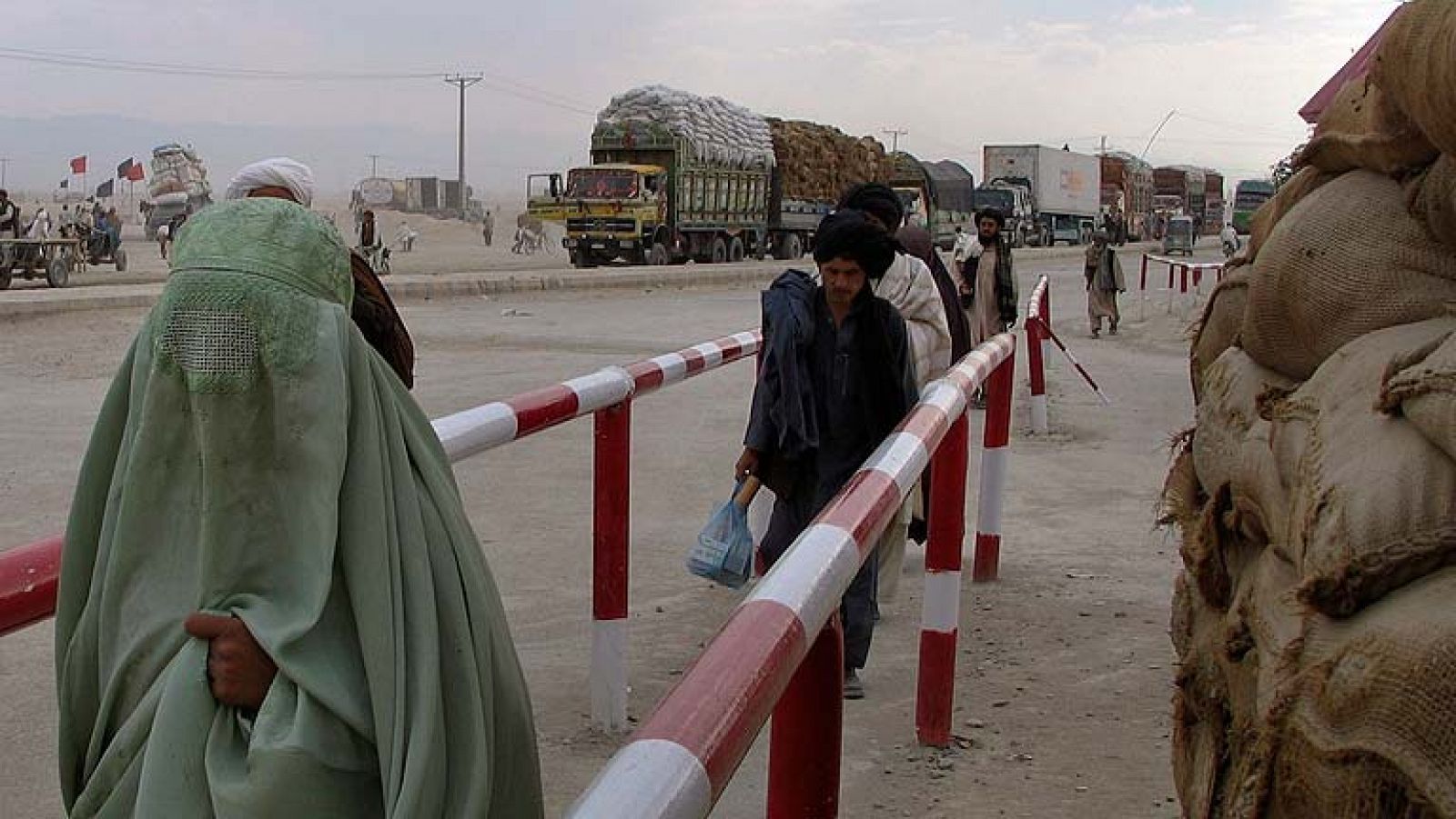 Pakistán cierra a la OTAN la ruta hacia Afganistán y exige desalojar una base - Informativo 24h | Ver