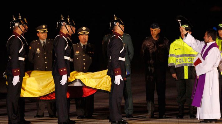 Telediario 1 - Llegan a Bogotá los restos mortales de los rehenes fusilados por las FARC