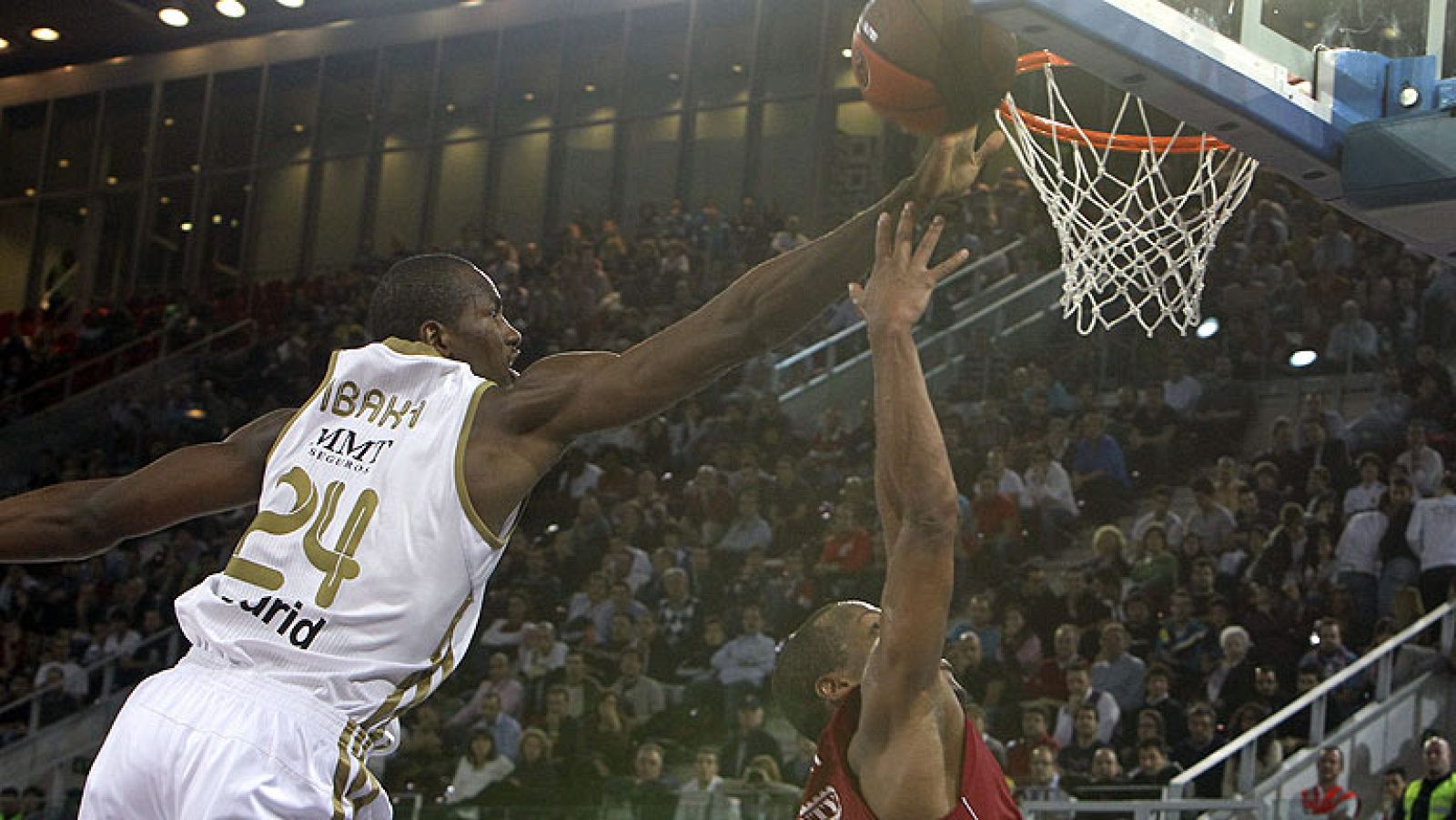 Disfruta de las tres mejores jugadas de la jornada en la Liga Endesa de baloncesto, con un espectacular mate de Serge Ibaka al CAI Zaragoza en lo alto del podio.