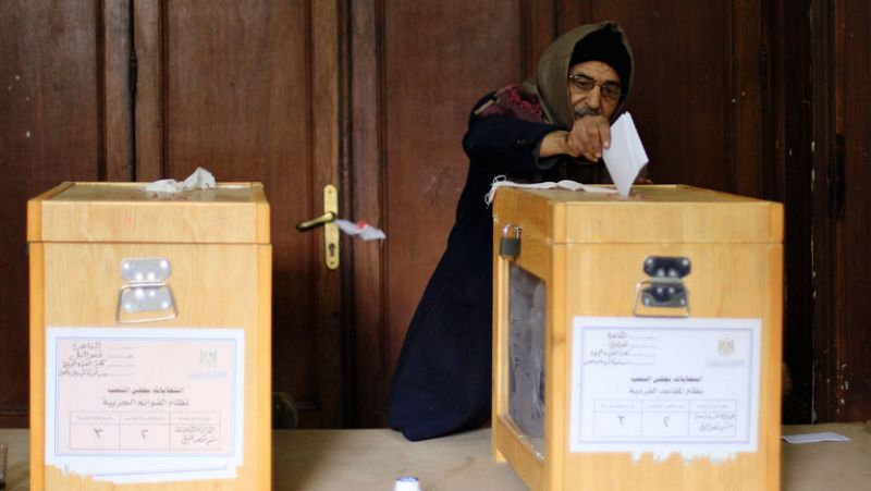 Egipto abre los colegios electorales por segundo día consecutivo para que voten todos los electores