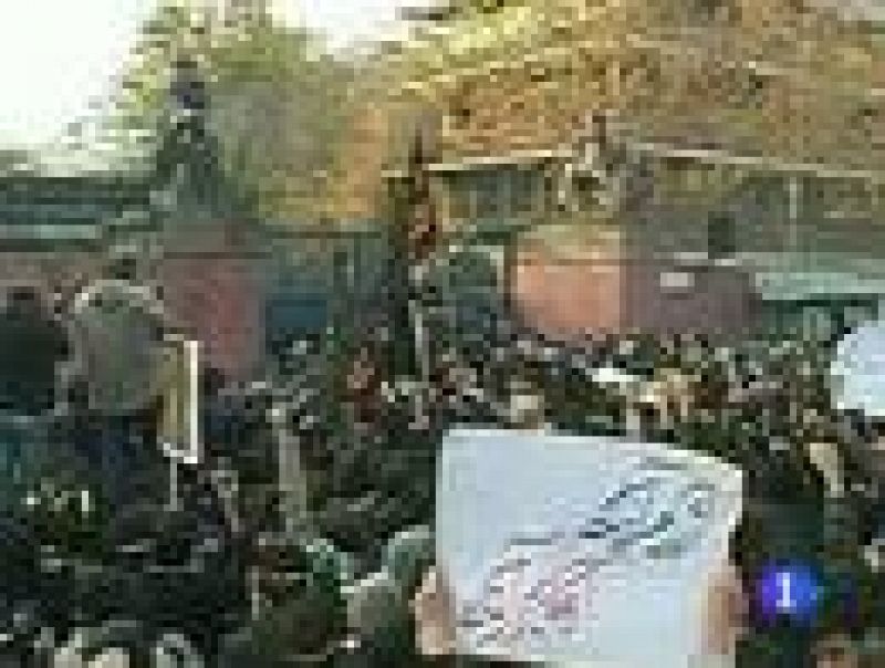 En Irán, decenas de manifestantes han asaltado la embajada británica en la capital