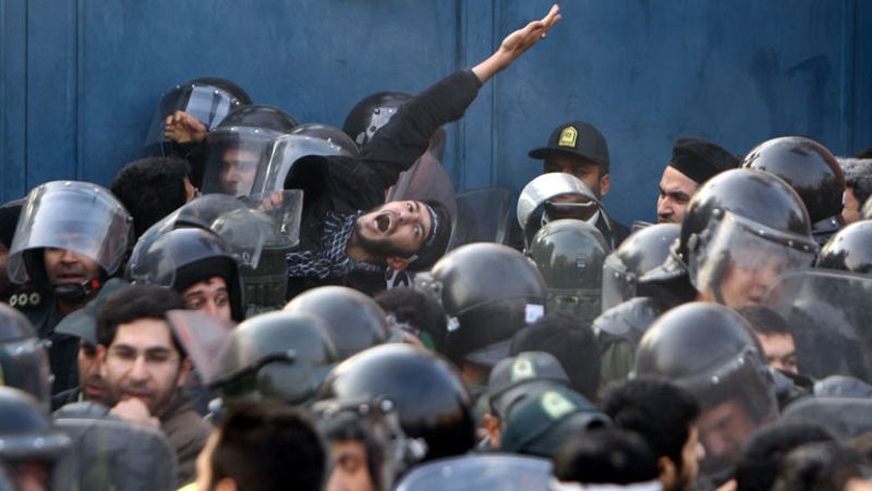 Reino Unido evacúa a su personal diplomático de Irán tras el ataque a su embajada 