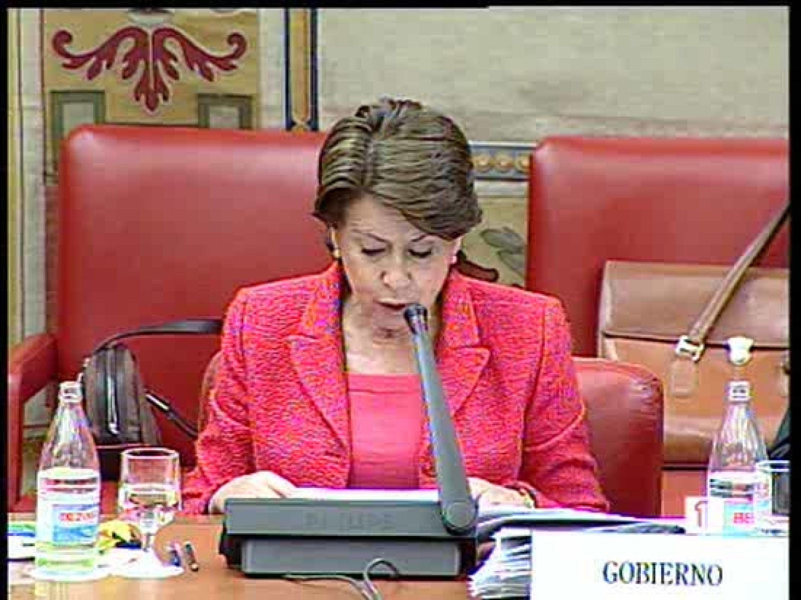  La Ministra de Fomento se ha comprometido a acabar en esta legislatura con los "puntos negros" en las carreteras españolas.  La seguridad en las carreteras será una de las prioridades del Ministerio, por lo que se mejorarán los firmes, el alumbrado y se instalarán más barreras de seguridad.