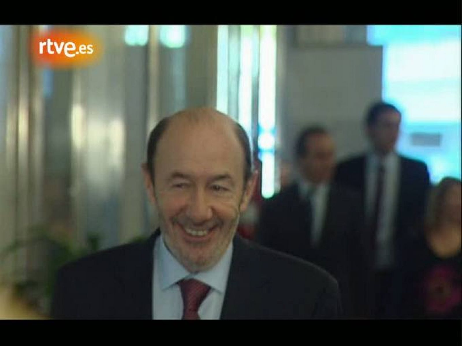 Sin programa: Rubalcaba golpeado involuntariamente con la grabadora de un periodista | RTVE Play