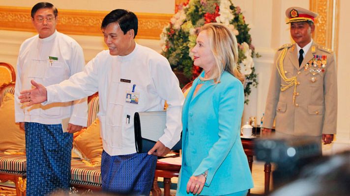 Telediario 1 - Clinton visita Birmania para negociar con el gobierno una nueva etapa de relaciones