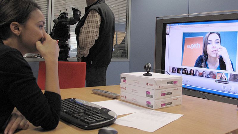 Chenoa, durante la 'quedada' de RTVE.es y Google +, en la que ha charlado con fans a través de una videoconferencia múltiple.