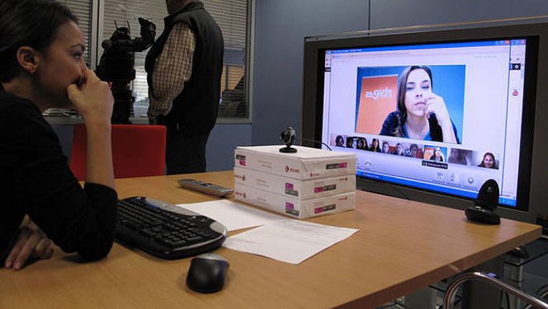 La cantante Chenoa ha sido la primera invitada en las 'vídeo-quedadas' de RTVE.es  y Google+. Ha charlado con varios fans durante media hora. Así ha sido la 'quedada'.