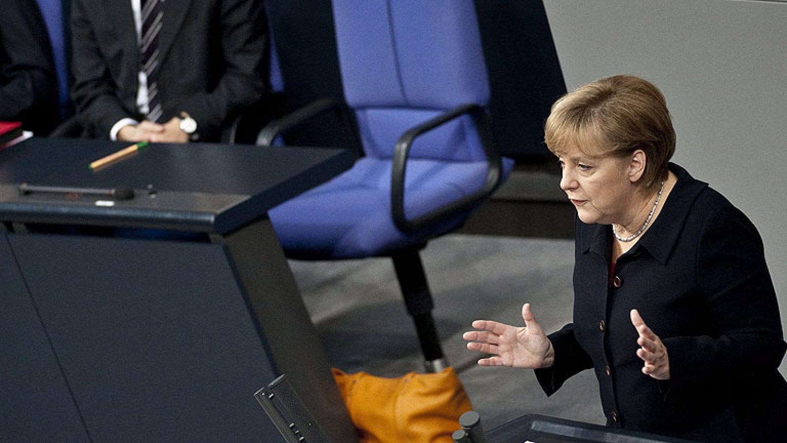 Merkel subraya que superar la crisis requiere de "cambios en los tratados europeos" y una unión fiscal
