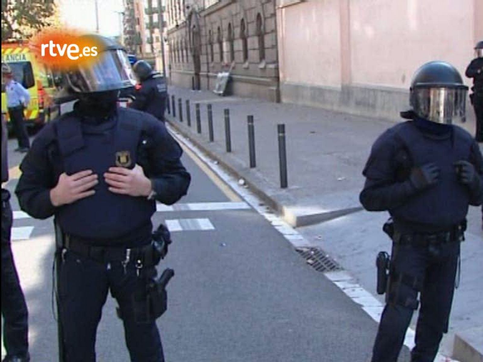 Sin programa: Los Mossos cargan contra funcionarios de prisiones concentrados ante Modelo | RTVE Play