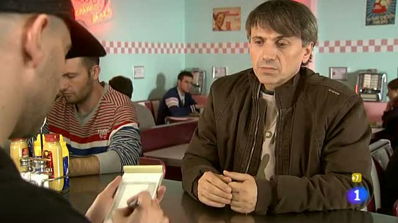 Un hombre acude a un restaurante a comprar algo de comer, pero mientras paga y le traen la comida, sus 20,50 euros caen "en un vacUn hombre acude a un restaurante a comprar algo de comer, pero mientras paga y le traen la comida, sus 20,50 euros caen "en un vacío legal" durante el que puede pasar cualquier cosa. "A picos, a picos, a picos, mucha gente se ha hecho chalets".