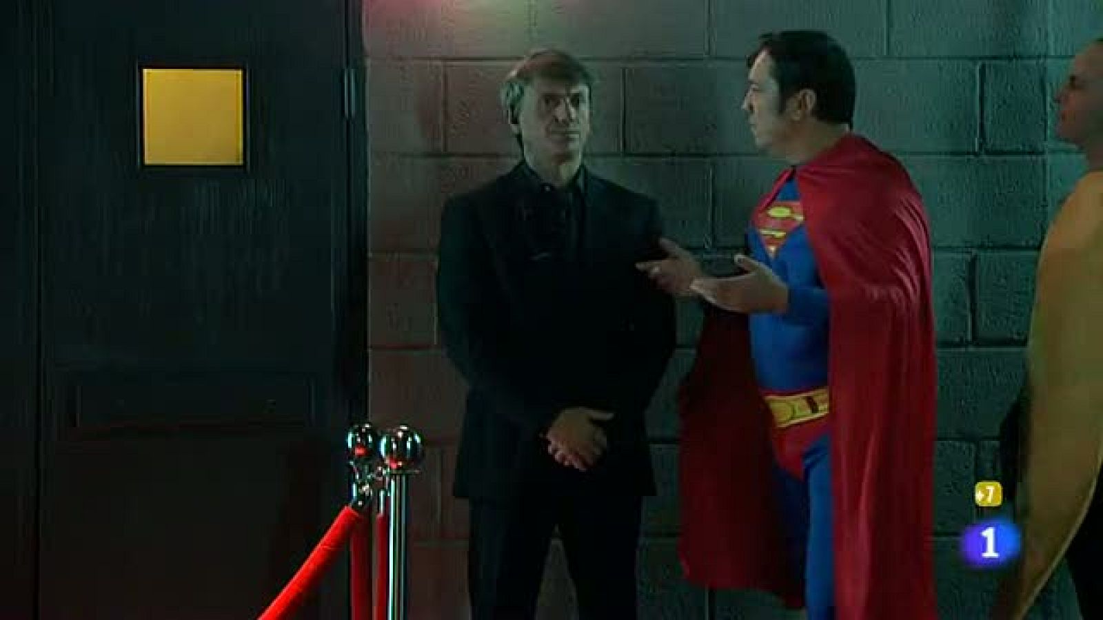 José Mota recupera tradicionales dichos del refranero español, en esta ocasión a la entrada de una discoteca.