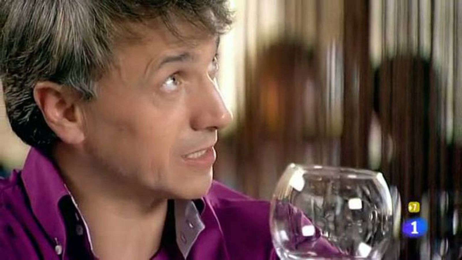 "Sin duda ninguna se trata de un finocañerías del Canal de Isabel II", un cliente cata el agua que le ofrece el camarero en un restaurante.