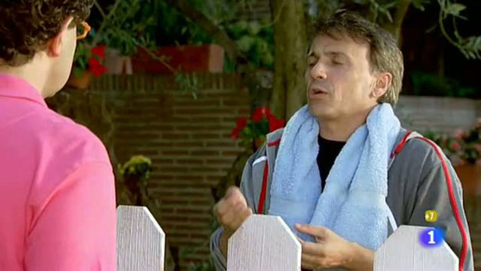 Los vecinos vuelven a tener problemas. Uno de ellos ha entrado en casa del otro: "¿Tú también te has dado cuenta?". Le ha dejado la casa más ancha que larga.