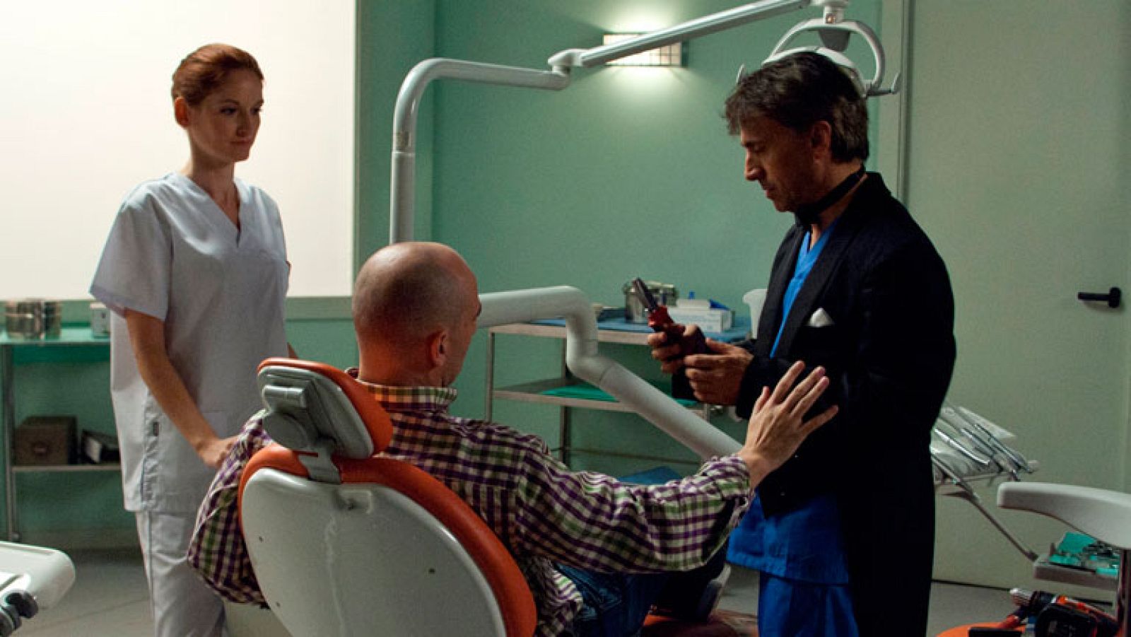 El dentista maltrata a su paciente, que se sienta en su sillón para ser abofeteado. "¿Tú también te has dado cuenta?".