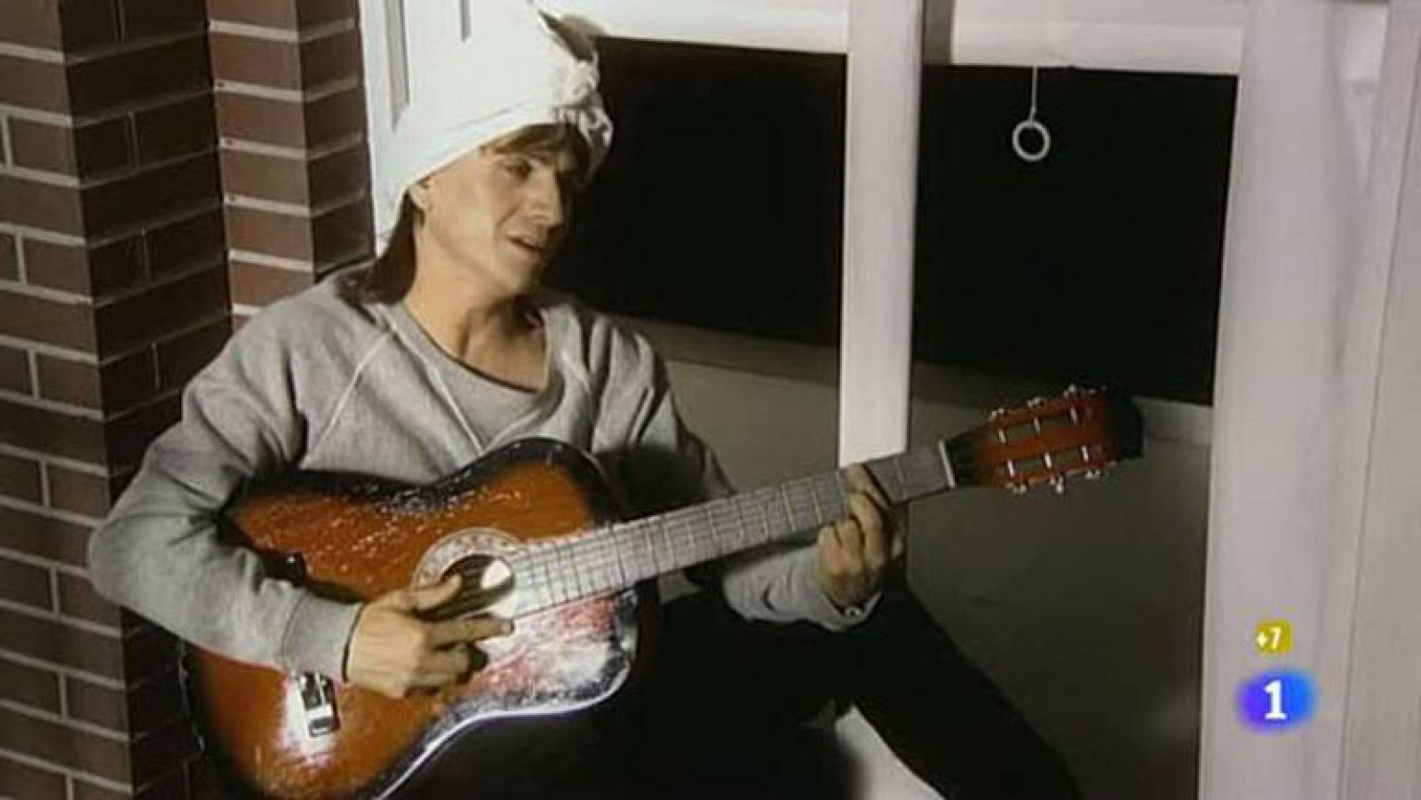 "LA Despacio, FA Bemol y RE Empezado", un José Mota 'audreyhepburnizado' toca la guitarra sobre el alféizar de su ventana.