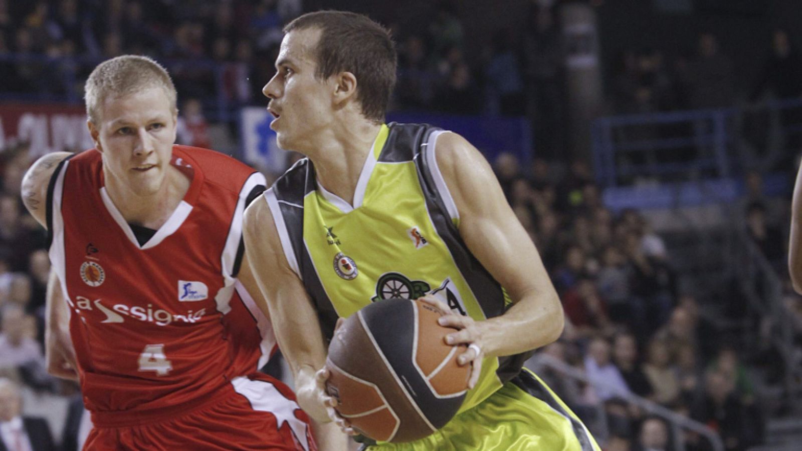 El Assignia Manresa, liderado por un gran Josh Asselin, consiguió doblegar a un luchador Blancos de Rueda Valladolid, que controló el partido durante muchos minutos (80-75).