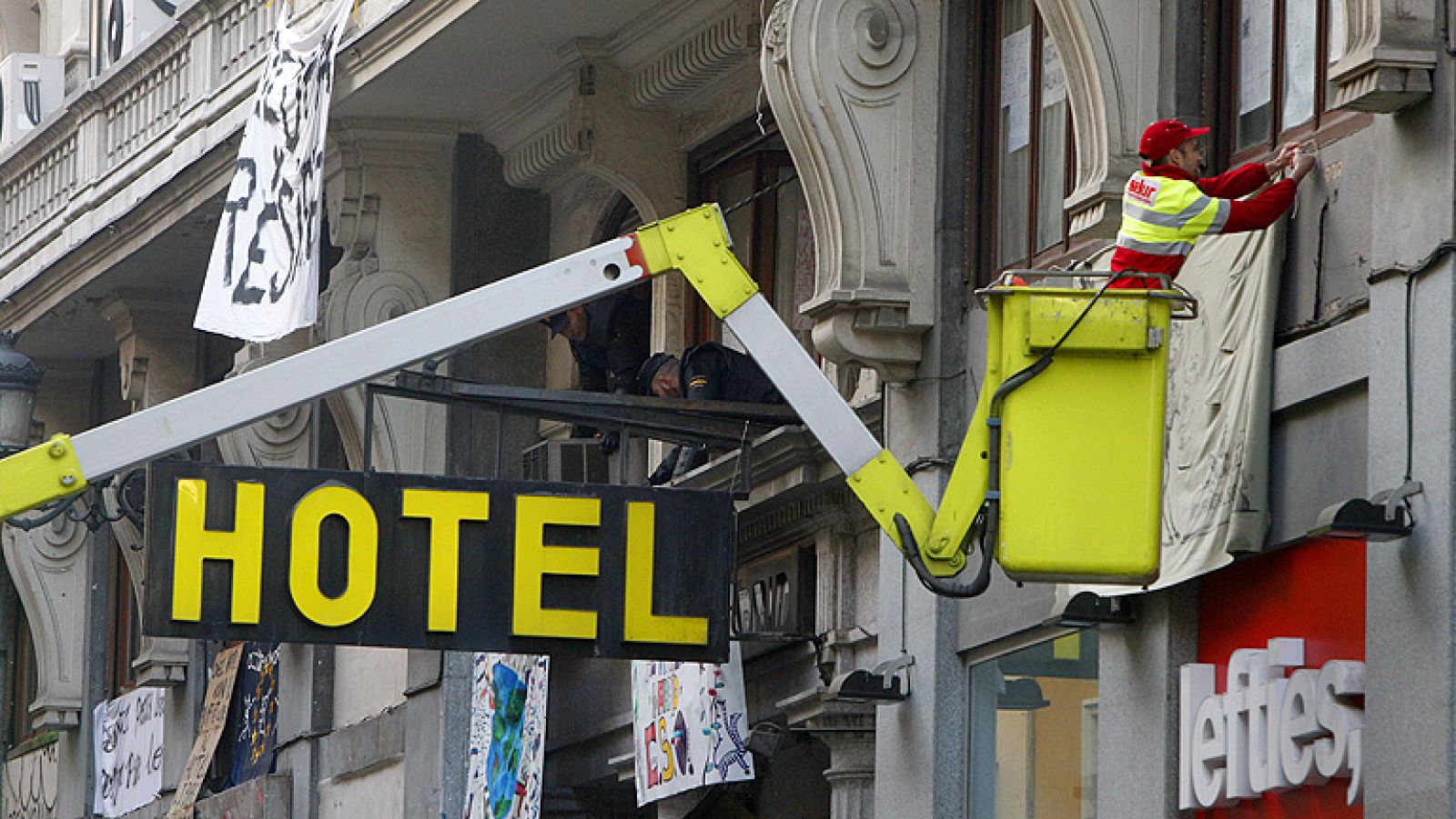 La Policía desaloja el Hotel Madrid ocupado por más de 100 'indignados' del 15M - Informativo 24h | Ver