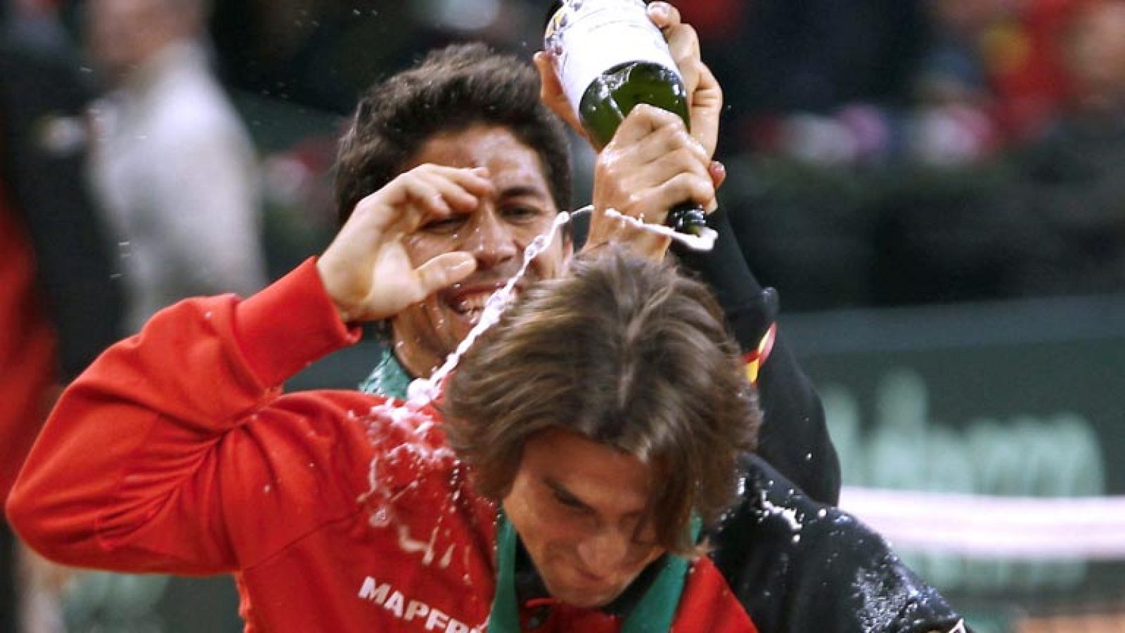 La victoria de España en la Copa Davis mostró la cara más simpática del equipo, que por la noche tuvo cena de gala. Nadal ha mostrado en su twitter una broma gastada a David Ferrer