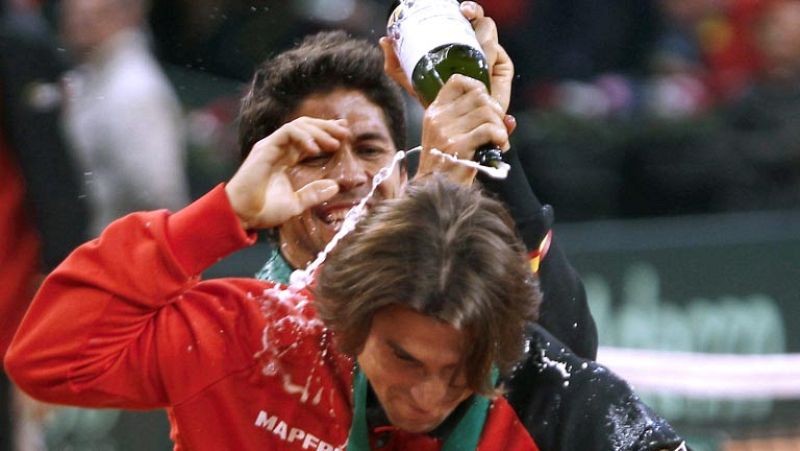La victoria de España en la Copa Davis mostró la cara más simpática del equipo, que por la noche tuvo cena de gala. Nadal ha mostrado en su twitter una broma gastada a David Ferrer