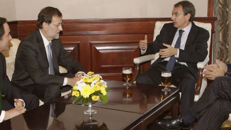 Zapatero y Rajoy apoyan la reforma de los tratados en los actos del día de la Constitución